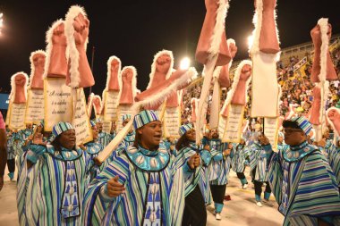 Rio de Janeiro Karnavalı: Rio de Janeiro Altın Serisi Samba Okulları Geçidi. 22 Nisan 2022, Rio de Janeiro, Brezilya: Rio de Janeiro Altın Serisi Samba Okullarının geçit törenleri, Marques de Sapucai 'de, çarşambadan perşembeye kadar. 