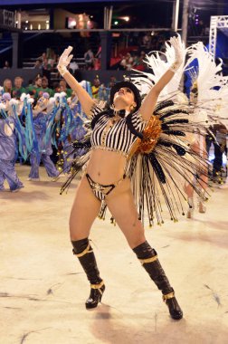 Rio de Janeiro Karnavalı: Rio de Janeiro Altın Serisi Samba Okulları Geçidi. 22 Nisan 2022, Rio de Janeiro, Brezilya: Rio de Janeiro Altın Serisi Samba Okullarının geçit törenleri, Marques de Sapucai 'de, çarşambadan perşembeye kadar. 