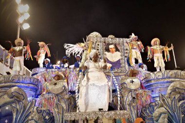 Rio de Janeiro Karnavalı: Rio de Janeiro Altın Serisi Samba Okulları Geçidi. 22 Nisan 2022, Rio de Janeiro, Brezilya: Rio de Janeiro Altın Serisi Samba Okullarının geçit törenleri, Marques de Sapucai 'de, çarşambadan perşembeye kadar. 