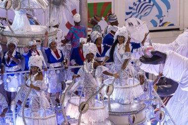 Rio de Janeiro Karnavalı - Access Group: Akademicos de Vigario Geral samba okulu geçit töreni. 22 Nisan 2022, Rio de Janeiro, Brezilya: Marques 'teki Ouro Serisi' nden (Access Group) Akademicos de Vigario Geral samba okulu geçidi 