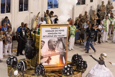 Rio de Janeiro Karnavalı - Imperio da Tijuca samba okulunun geçit töreni. 22 Nisan 2022, Rio de Janeiro, Brezilya: Imperio da Tijuca samba okulunun geçit töreni, Ouro Serisi 'nden (Access Group), Sapucai Sambadrom Markisi