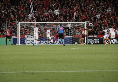Brezilya Futbol Şampiyonası: Athletico Paranaense Flamengo 'ya karşı. 23 Nisan 2022, Curitiba, Parana, Brezilya: Arena da Baixada 'da düzenlenen Brezilya Futbol Şampiyonası' nın üçüncü turu için geçerli olan Athletico Paranaense ve Flamengo arasındaki futbol maçı 