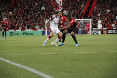 Brezilya Futbol Şampiyonası: Athletico Paranaense Flamengo 'ya karşı. 23 Nisan 2022, Curitiba, Parana, Brezilya: Arena da Baixada 'da düzenlenen Brezilya Futbol Şampiyonası' nın üçüncü turu için geçerli olan Athletico Paranaense ve Flamengo arasındaki futbol maçı 