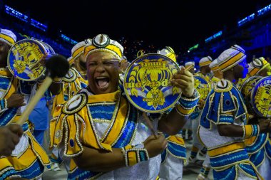 Rio de Janeiro Karnavalı: Rio de Janeiro Karnavalı 'ndan Paraiso do Tuiuti samba okulu geçidi. 23 Nisan 2022, Rio de Janeiro, Brezilya: Samba okulu Paraiso do Tuiuti, Karnaval Özel Grubu 