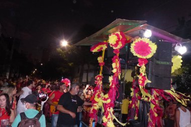 Sao Paulo 'daki Sokak Karnavalı: Göstericiler Bloco do Fua' nın geçişi sırasında eğleniyorlar. 23 Nisan 2022, Sao Paulo, Brezilya: Sao Paulo 'daki Bixiga Mahallesi' ndeki Bloco do Fua geçişi sırasında göstericiler Sao Paulo Karnavalı 'nda eğleniyor.