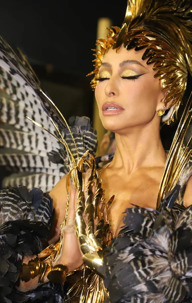 Sao Paulo Karnavalı: Gösteriden önce Gavioes da Fiel 'in davul kraliçesi Sabrina Sato. 23 Nisan 2022, Sao Paulo, Brezilya: Gavioes da Fiel samba okulunun davul kraliçesi Sabrina Sato,