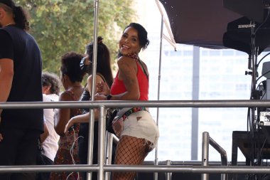 Sao Paulo 'daki Sokak Karnavalı: Gezginler Bloco Academicos do Baixo Augusta' nın geçişinin keyfini çıkarıyorlar. 24 Nisan 2022, Sao Paulo, Brezilya: Brezilyalı şarkıcı Mariana Aydar pasajda eğlendiriciler