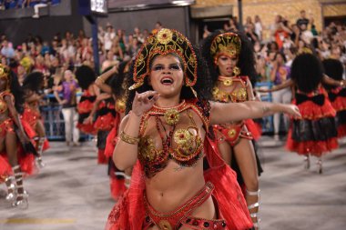 (INT) Rio de Janeiro Karnavalı: Rio de Janeiro Karnavalı 'nın özel grubu tarafından yapılan Salgueiro samba okulu geçit töreni. 23 Nisan 2022, Rio de Janeiro, Brezilya: Rio de Janeiro Karnavalı Özel Grubu tarafından düzenlenen samba okulu Salgueiro Geçidi