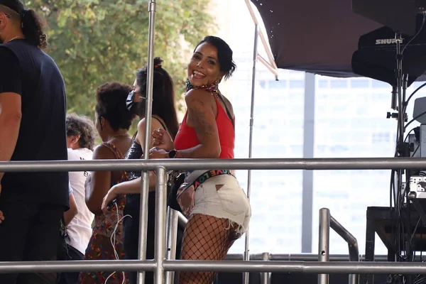 Sao Paulo 'daki Sokak Karnavalı: Gezginler Bloco Academicos do Baixo Augusta' nın geçişinin keyfini çıkarıyorlar. 24 Nisan 2022, Sao Paulo, Brezilya: Brezilyalı şarkıcı Mariana Aydar pasajda eğlendiriciler