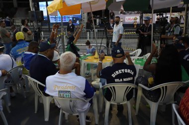 Sao Paulo Karnavalı 'nın samba okul şampiyonunu belirleyecek sonuçlar. 26 Nisan 2022, Sao Paulo, Brezilya: Sao Paulo Özel Grubu 'nun samba okulları 2022 Karnaval geçit törenine eşlik etmektedir.