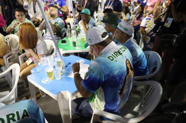 Mancha Verde Samba Okulu Sao Paulo Karnavalı şampiyonu. 26 Nisan 2022, Sao Paulo, Brezilya: Mancha Verde Samba Okulu üyeleri geçit törenlerinin sonunda zaferlerini kutluyorlar 