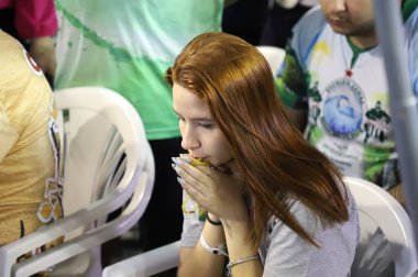 Mancha Verde Samba Okulu Sao Paulo Karnavalı şampiyonu. 26 Nisan 2022, Sao Paulo, Brezilya: Mancha Verde Samba Okulu üyeleri geçit törenlerinin sonunda zaferlerini kutluyorlar 