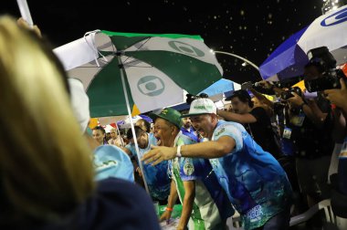 Mancha Verde Samba Okulu Sao Paulo Karnavalı şampiyonu. 26 Nisan 2022, Sao Paulo, Brezilya: Mancha Verde Samba Okulu üyeleri geçit törenlerinin sonunda zaferlerini kutluyorlar 