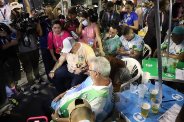 Mancha Verde Samba Okulu Sao Paulo Karnavalı şampiyonu. 26 Nisan 2022, Sao Paulo, Brezilya: Mancha Verde Samba Okulu üyeleri geçit törenlerinin sonunda zaferlerini kutluyorlar 