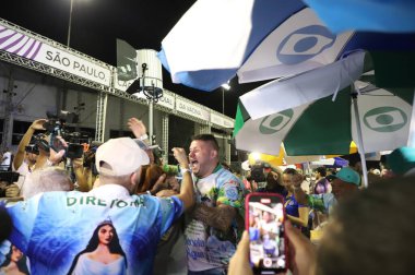 Mancha Verde Samba Okulu Sao Paulo Karnavalı şampiyonu. 26 Nisan 2022, Sao Paulo, Brezilya: Mancha Verde Samba Okulu üyeleri geçit törenlerinin sonunda zaferlerini kutluyorlar 