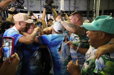 Mancha Verde Samba Okulu Sao Paulo Karnavalı şampiyonu. 26 Nisan 2022, Sao Paulo, Brezilya: Mancha Verde Samba Okulu üyeleri geçit törenlerinin sonunda zaferlerini kutluyorlar 