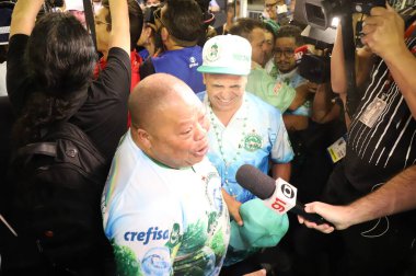 Mancha Verde Samba Okulu Sao Paulo Karnavalı şampiyonu. 26 Nisan 2022, Sao Paulo, Brezilya: Mancha Verde Samba Okulu üyeleri geçit törenlerinin sonunda zaferlerini kutluyorlar 