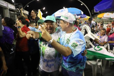 Mancha Verde Samba Okulu Sao Paulo Karnavalı şampiyonu. 26 Nisan 2022, Sao Paulo, Brezilya: Mancha Verde Samba Okulu üyeleri geçit törenlerinin sonunda zaferlerini kutluyorlar 