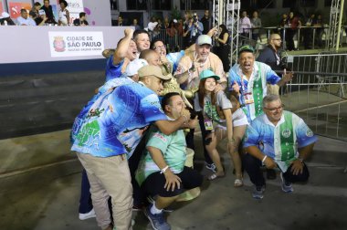 Mancha Verde Samba Okulu Sao Paulo Karnavalı şampiyonu. 26 Nisan 2022, Sao Paulo, Brezilya: Mancha Verde Samba Okulu üyeleri geçit törenlerinin sonunda zaferlerini kutluyorlar 