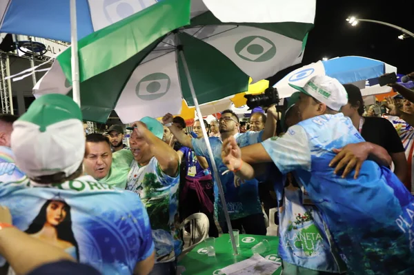 Mancha Verde Samba Okulu Sao Paulo Karnavalı şampiyonu. 26 Nisan 2022, Sao Paulo, Brezilya: Mancha Verde Samba Okulu üyeleri geçit törenlerinin sonunda zaferlerini kutluyorlar 