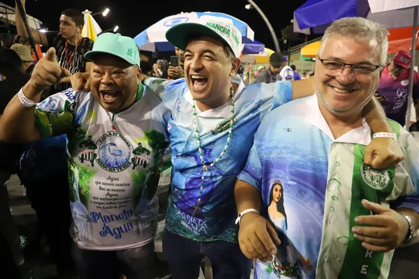 Mancha Verde Samba Okulu Sao Paulo Karnavalı şampiyonu. 26 Nisan 2022, Sao Paulo, Brezilya: Mancha Verde Samba Okulu üyeleri geçit törenlerinin sonunda zaferlerini kutluyorlar 