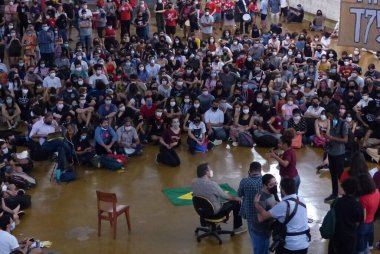 (Sao Paulo Fernando Haddad hükümetinin ön adayı Sao Paulo Üniversitesi öğrencileriyle yaptığı bir toplantıda. 28 Nisan 2022, Sao Paulo, Brezilya: Sao Paulo Eyaleti hükümetinin ön adayı 
