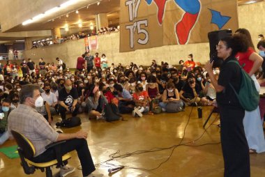 (Sao Paulo Fernando Haddad hükümetinin ön adayı Sao Paulo Üniversitesi öğrencileriyle yaptığı bir toplantıda. 28 Nisan 2022, Sao Paulo, Brezilya: Sao Paulo Eyaleti hükümetinin ön adayı 