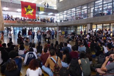 (Sao Paulo Fernando Haddad hükümetinin ön adayı Sao Paulo Üniversitesi öğrencileriyle yaptığı bir toplantıda. 28 Nisan 2022, Sao Paulo, Brezilya: Sao Paulo Eyaleti hükümetinin ön adayı 