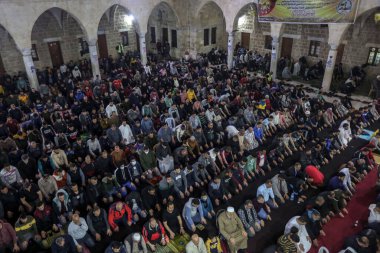 (Filistinli Müslümanlar Gazze 'de Ramazan ayında Omari Camii' nde namaz kılıyor. 28 Nisan 2022, Gazze, Filistin: Filistinli Müslümanlar, Ramazan ayının en kutsal gecelerinden biri olan Gazze 'deki Omari Camii' nde dua ediyorlar. Mus