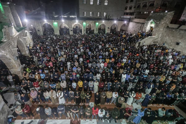 Int Palestijnse Moslims Bidden Omari Moskee Tijdens Ramadan Gaza April — Stockfoto
