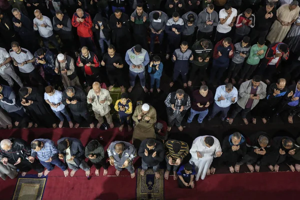 (Filistinli Müslümanlar Gazze 'de Ramazan ayında Omari Camii' nde namaz kılıyor. 28 Nisan 2022, Gazze, Filistin: Filistinli Müslümanlar, Ramazan ayının en kutsal gecelerinden biri olan Gazze 'deki Omari Camii' nde dua ediyorlar. Mus