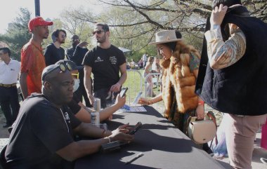 Central Park 'ta Robot Kalp Bedeli New York' ta. 30 Nisan 2022, New York, ABD: Robot Kalp sunar Wollman Pink, Central Park 'ta Fare Forward New York. 30 Nisan - 1 Mayıs tarihleri arasında başlayan 2 günlük bir etkinlik