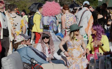 Central Park 'ta Robot Kalp Bedeli New York' ta. 30 Nisan 2022, New York, ABD: Robot Kalp sunar Wollman Pink, Central Park 'ta Fare Forward New York. 30 Nisan - 1 Mayıs tarihleri arasında başlayan 2 günlük bir etkinlik