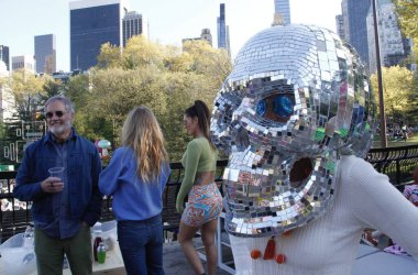 Central Park 'ta Robot Kalp Bedeli New York' ta. 30 Nisan 2022, New York, ABD: Robot Kalp sunar Wollman Pink, Central Park 'ta Fare Forward New York. 30 Nisan - 1 Mayıs tarihleri arasında başlayan 2 günlük bir etkinlik