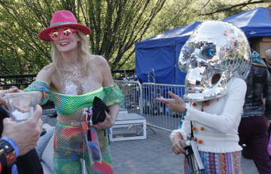 Central Park 'ta Robot Kalp Bedeli New York' ta. 30 Nisan 2022, New York, ABD: Robot Kalp sunar Wollman Pink, Central Park 'ta Fare Forward New York. 30 Nisan - 1 Mayıs tarihleri arasında başlayan 2 günlük bir etkinlik