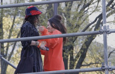 Bebel Gilberto Central Park 'taki Robot Kalp Fare Forward New York' ta sahne alıyor. 30 Nisan 2022, New York, ABD: Joao Gilberto 'nun kızı Brezilyalı şarkıcı Bebel Gilberto, Wollman Rink' te Robot Heart Forward New York 'ta canlı performans sergiliyor.