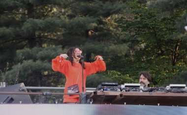 Bebel Gilberto Central Park 'taki Robot Kalp Fare Forward New York' ta sahne alıyor. 30 Nisan 2022, New York, ABD: Joao Gilberto 'nun kızı Brezilyalı şarkıcı Bebel Gilberto, Wollman Rink' te Robot Heart Forward New York 'ta canlı performans sergiliyor.