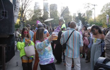 (Tekno Parti: Central Park 'ta Robot Kalp Atışı New York' ta. 30 Nisan 2022, New York, ABD: Central Park 'taki Wollman Rink' te Robot Kalp Atışı sırasında Tekno müzik dansı. 30 Nisan 'dan itibaren 2 gün sürecek.