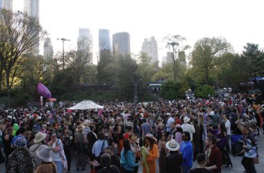 30 Nisan 2022, New York, ABD: Central Park 'taki Wollman Rink' te Robot Kalp Atışı sırasında Tekno müzik dansı. 30 Nisan 'dan 1 Mayıs' a kadar başlayan 2 günlük etkinlikte 13 sanatçı, bir müzik ve sanat kutlaması yer alıyor.
