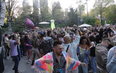 (Tekno Parti: Central Park 'ta Robot Kalp Atışı New York' ta. 30 Nisan 2022, New York, ABD: Central Park 'taki Wollman Rink' te Robot Kalp Atışı sırasında Tekno müzik dansı. 30 Nisan 'dan itibaren 2 gün sürecek.