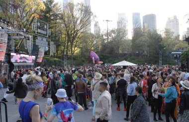 (Tekno Parti: Central Park 'ta Robot Kalp Atışı New York' ta. 30 Nisan 2022, New York, ABD: Central Park 'taki Wollman Rink' te Robot Kalp Atışı sırasında Tekno müzik dansı. 30 Nisan 'dan itibaren 2 gün sürecek.