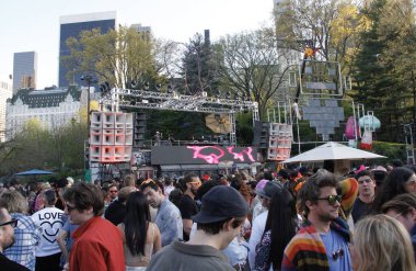 30 Nisan 2022, New York, ABD: Central Park 'taki Wollman Rink' te Robot Kalp Atışı sırasında Tekno müzik dansı. 30 Nisan 'dan 1 Mayıs' a kadar başlayan 2 günlük etkinlikte 13 sanatçı, bir müzik ve sanat kutlaması yer alıyor.