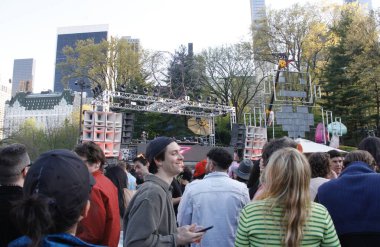 (Tekno Parti: Central Park 'ta Robot Kalp Atışı New York' ta. 30 Nisan 2022, New York, ABD: Central Park 'taki Wollman Rink' te Robot Kalp Atışı sırasında Tekno müzik dansı. 30 Nisan 'dan itibaren 2 gün sürecek.