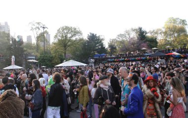 (Tekno Parti: Central Park 'ta Robot Kalp Atışı New York' ta. 30 Nisan 2022, New York, ABD: Central Park 'taki Wollman Rink' te Robot Kalp Atışı sırasında Tekno müzik dansı. 30 Nisan 'dan itibaren 2 gün sürecek.