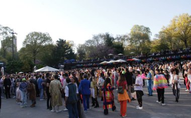 (Tekno Parti: Central Park 'ta Robot Kalp Atışı New York' ta. 30 Nisan 2022, New York, ABD: Central Park 'taki Wollman Rink' te Robot Kalp Atışı sırasında Tekno müzik dansı. 30 Nisan 'dan itibaren 2 gün sürecek.