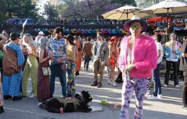 (Tekno Parti: Central Park 'ta Robot Kalp Atışı New York' ta. 30 Nisan 2022, New York, ABD: Central Park 'taki Wollman Rink' te Robot Kalp Atışı sırasında Tekno müzik dansı. 30 Nisan 'dan itibaren 2 gün sürecek.