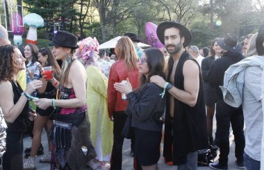 (Tekno Parti: Central Park 'ta Robot Kalp Atışı New York' ta. 30 Nisan 2022, New York, ABD: Central Park 'taki Wollman Rink' te Robot Kalp Atışı sırasında Tekno müzik dansı. 30 Nisan 'dan itibaren 2 gün sürecek.