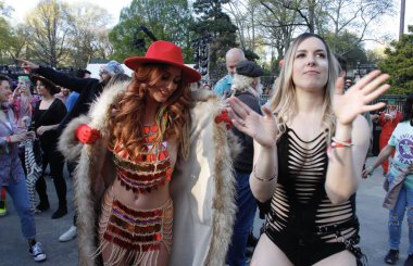 (Tekno Parti: Central Park 'ta Robot Kalp Atışı New York' ta. 30 Nisan 2022, New York, ABD: Central Park 'taki Wollman Rink' te Robot Kalp Atışı sırasında Tekno müzik dansı. 30 Nisan 'dan itibaren 2 gün sürecek.