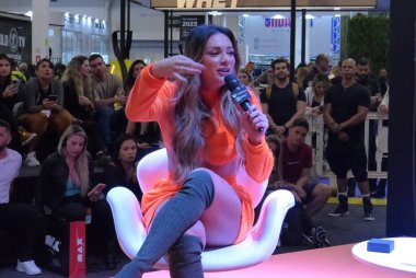 Sao Paulo 'daki Arnold Spor Güney Amerika fuarında hareketlilik. 30 Nisan 2022, Sao Paulo, Brezilya: Halkın hareketi, sunucu ve iş kadını Ana Hickmann ve model Juju Salimeni ile birlikte