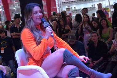 Sao Paulo 'daki Arnold Spor Güney Amerika fuarında hareketlilik. 30 Nisan 2022, Sao Paulo, Brezilya: Halkın hareketi, sunucu ve iş kadını Ana Hickmann ve model Juju Salimeni ile birlikte